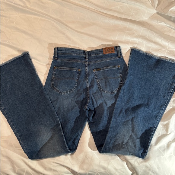 Lee Flare Jeans Nw/o tags frayed hem w/ slit at bottom of flared leg- Size 6med - Picture 8 of 11